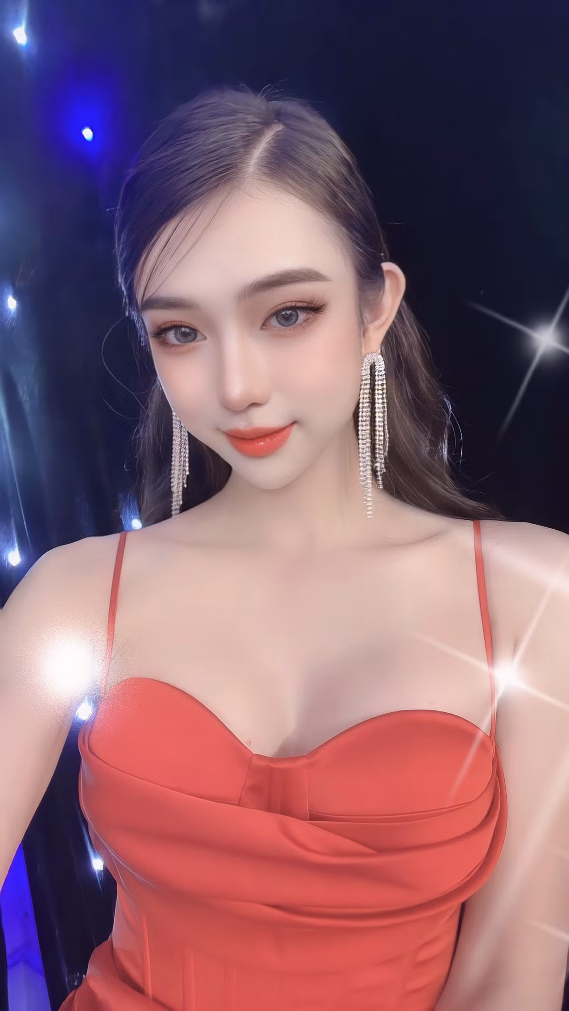 Hà Anh tốt nghiệp Quản lý Văn hóa - chuyên ngành Thanh nhạc tại Đại học Văn hóa Nghệ thuật Quân đội và đam mê nghệ thuật ngay từ khi còn nhỏ.