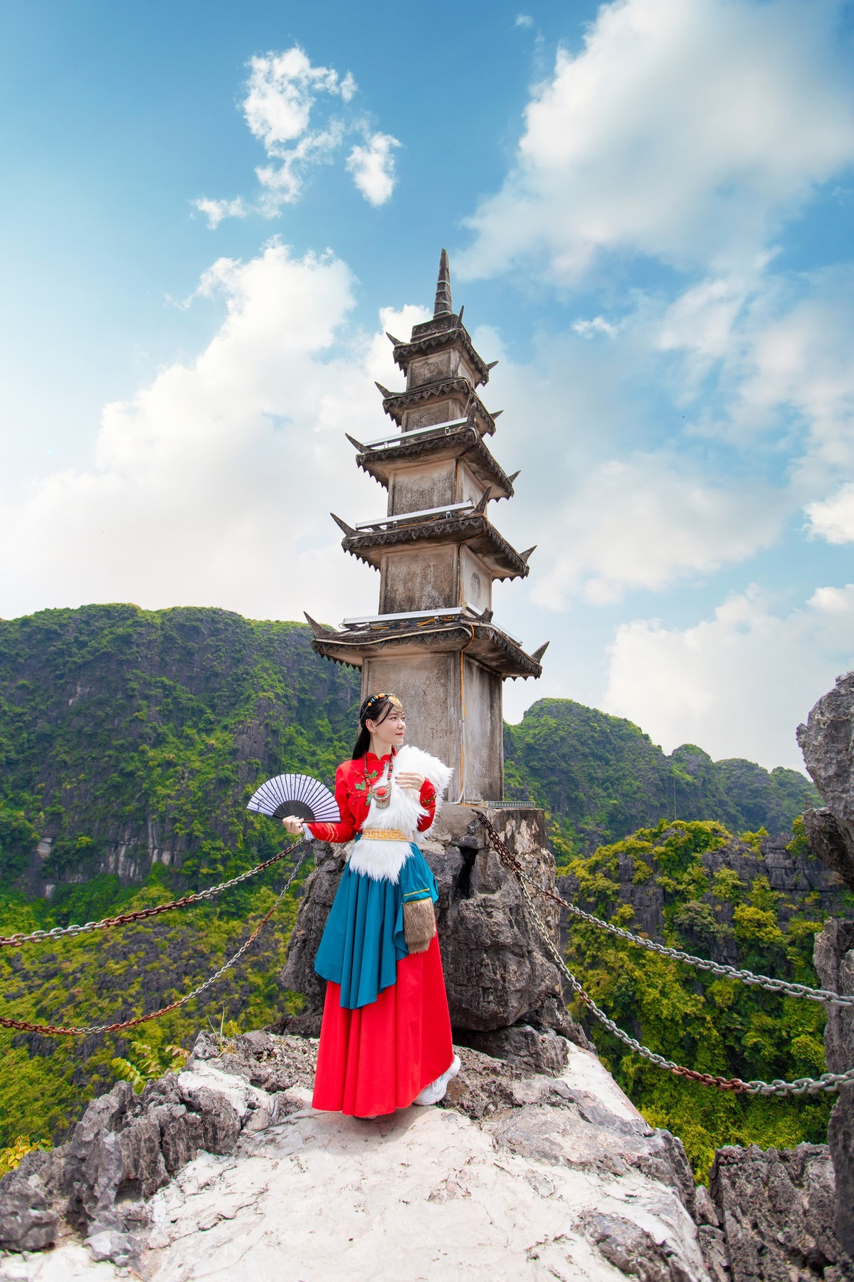 Nếu như mùa Hè thời tiết nóng bức, mùa Xuân mua ẩm ướt hay mùa Đông giá lạnh thì mùa Thu chính là khoảng thời gian đẹp nhất để chinh phục đường lên núi Múa với thời tiết mát mẻ, trong lành. Ảnh: Phạm An