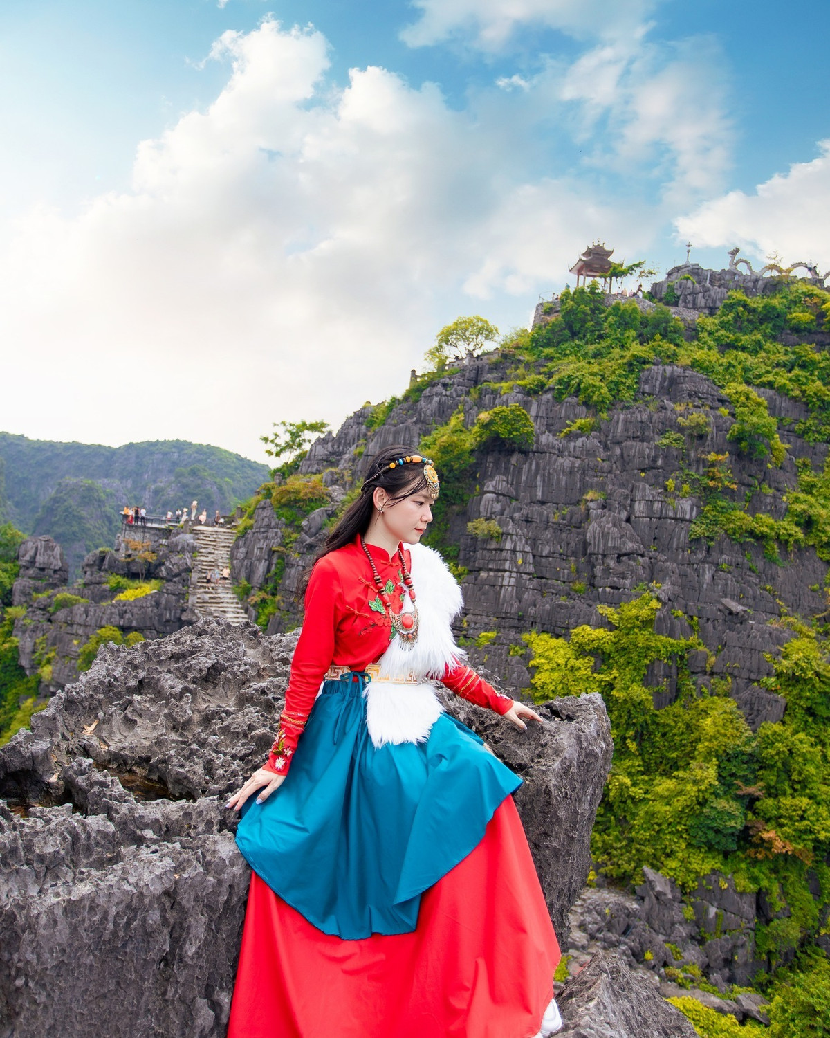 Đến với Hang Múa, du khách sẽ được check in và tham quan nhiều cái hay ho như núi Ngọa Long. Bên cạnh đó là một vài biểu tượng khác mà giới trẻ đặc biệt thích check in như tháp sống ảo, con đường dẫn lên núi được mệnh danh “Vạn lý trường thành”. Ảnh: Phạm An