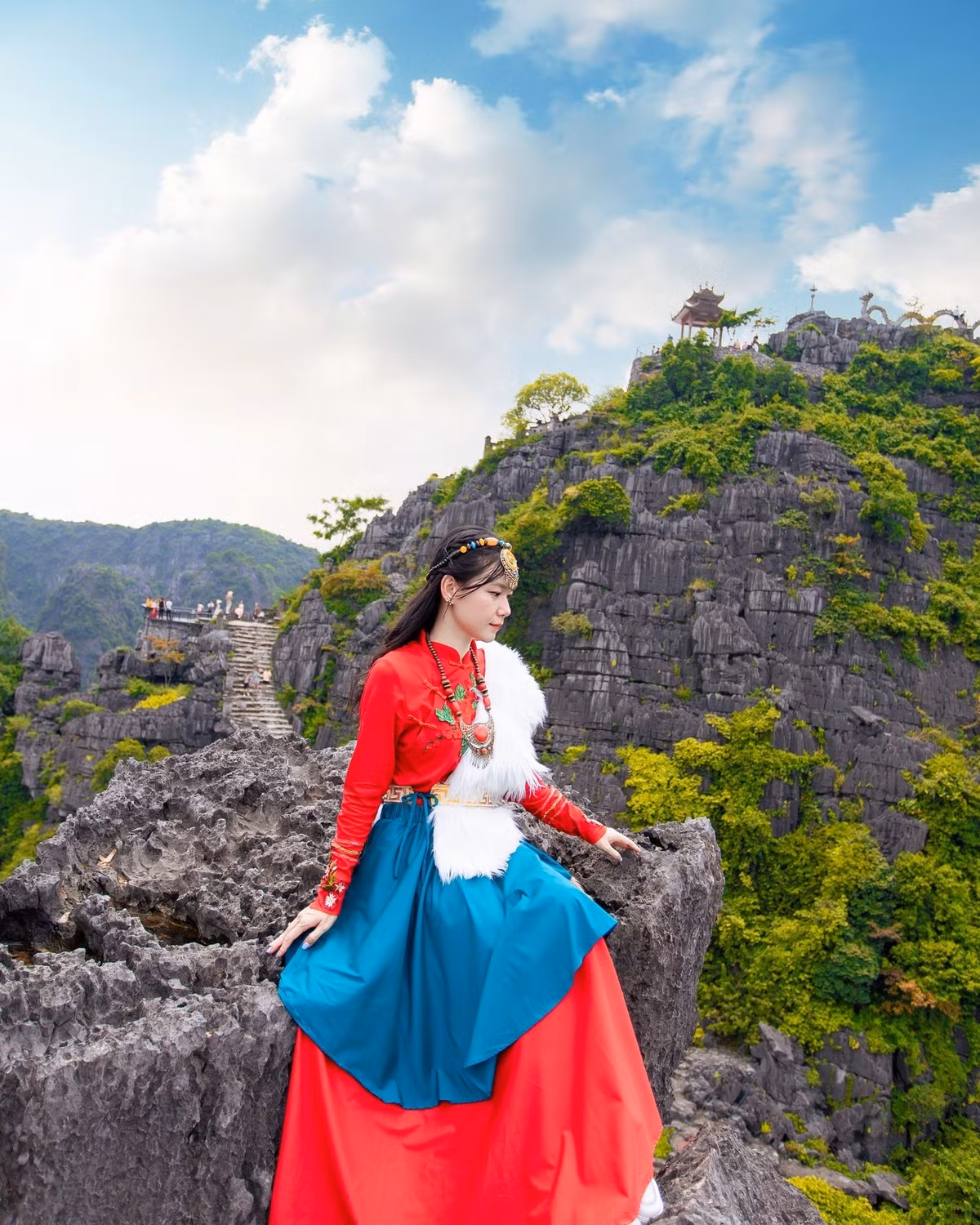 Đến với Hang Múa, du khách sẽ được check in và tham quan nhiều cái hay ho như núi Ngọa Long. Bên cạnh đó là một vài biểu tượng khác mà giới trẻ đặc biệt thích check in như tháp sống ảo, con đường dẫn lên núi được mệnh danh “Vạn lý trường thành”. Ảnh: Phạm An