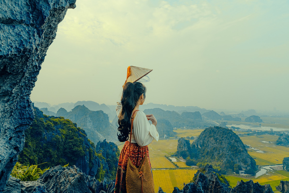 Đặc biệt vào thời điểm trời vào thu, khi check in Hang Múa du khách sẽ càng mê mẩn hơn với cảnh sắc tuyệt vời nơi đây. Ảnh: Nguyễn Thế Vinh