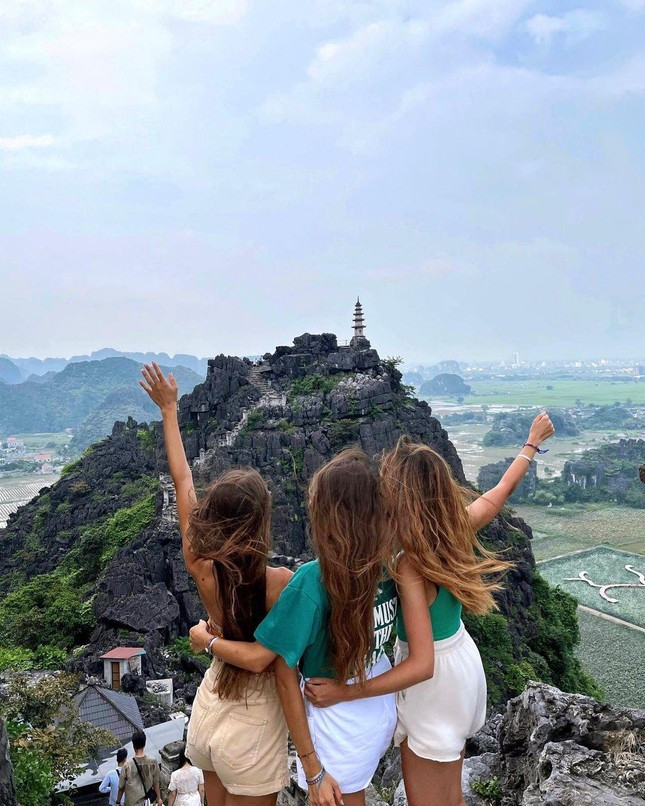 Bước chân vào Hang Múa, bạn ngỡ như mình lạc vào xứ Wales với khung cảnh đầy nguyên sơ, cổ kính. Ảnh: Hang Múa Ecolodge