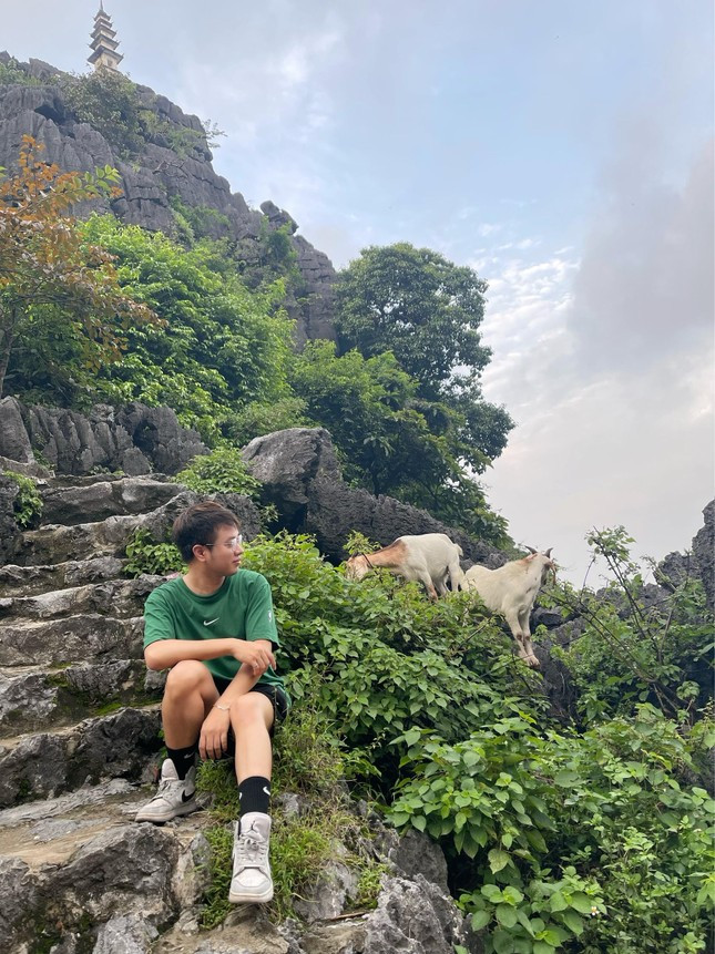 Hang Múa bao gồm những vách đá dựng đứng với vô vàn hình thù khác nhau, lấp lánh màu sắc rực rỡ. Ảnh: Hải Phạm