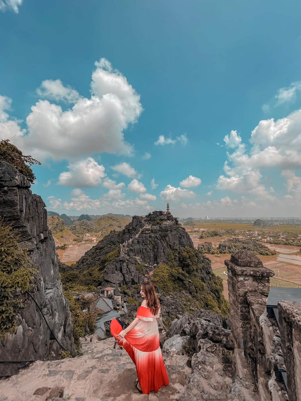 Những danh thắng nổi tiếng tiếp tục là địa điểm được nhiều du khách lựa chọn, trong đó có Hang Múa (Ninh Bình). Ảnh: Vũ Minh Thu