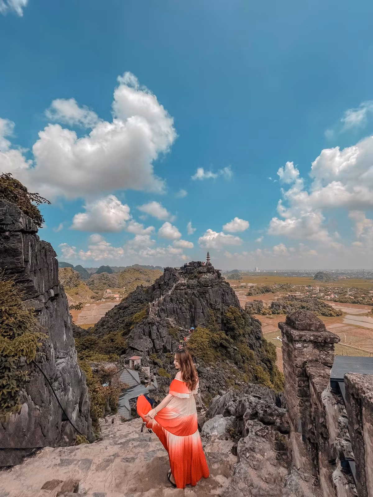 Những danh thắng nổi tiếng tiếp tục là địa điểm được nhiều du khách lựa chọn, trong đó có Hang Múa (Ninh Bình). Ảnh: Vũ Minh Thu