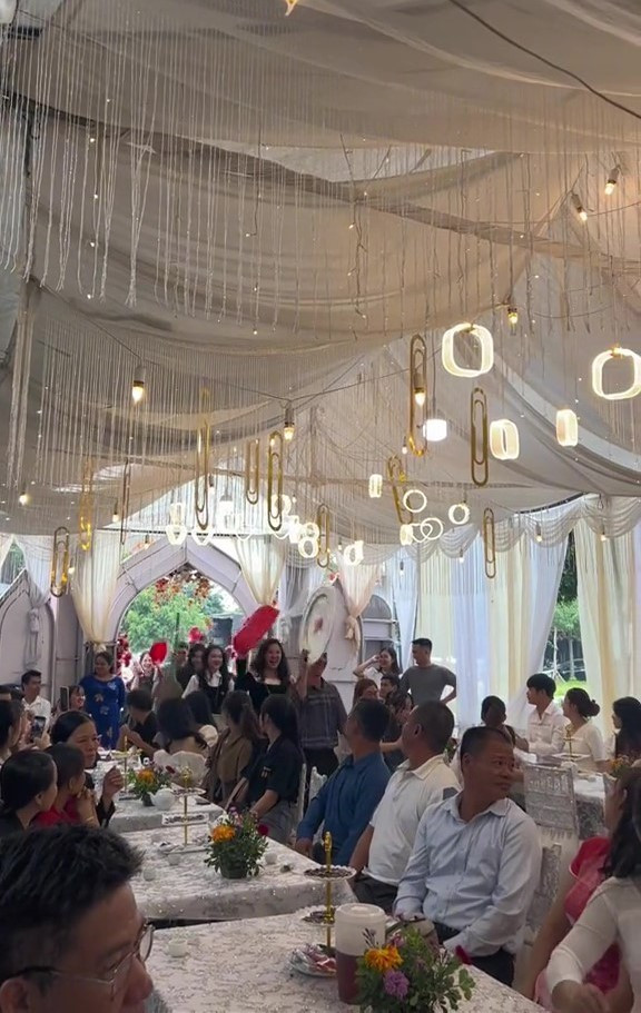 Mới đây, trên mạng xuất hiện đoạn video tặng quà cưới của hội bạn thân khiến ai nấy đều bật cười và thích thú.