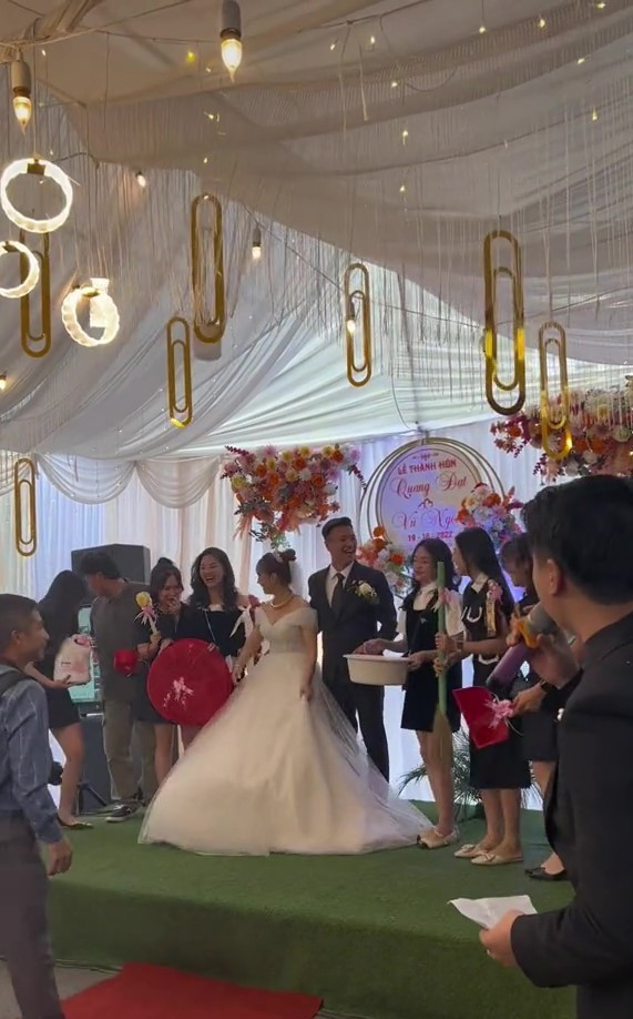 Mỗi món quà cưới bá đạo này đều được thắt thêm 1 chiếc nơ xinh xinh, trở thành món quà cưới cho cô dâu chú rể.