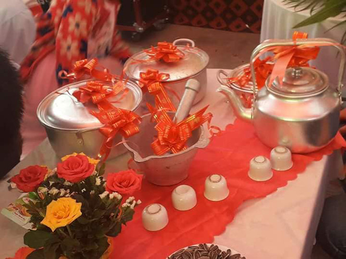 Nhóm bạn tặng uyên ương đồ gia dụng bằng nhôm với hy vọng cô dâu chú rể sẽ luôn hạnh phúc, cuộc sống ấm no không phải lo lắng điều gì.