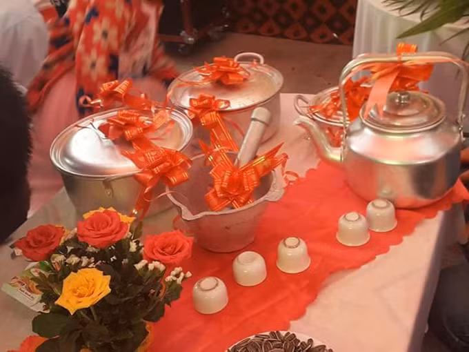 Nhóm bạn tặng uyên ương đồ gia dụng bằng nhôm với hy vọng cô dâu chú rể sẽ luôn hạnh phúc, cuộc sống ấm no không phải lo lắng điều gì.