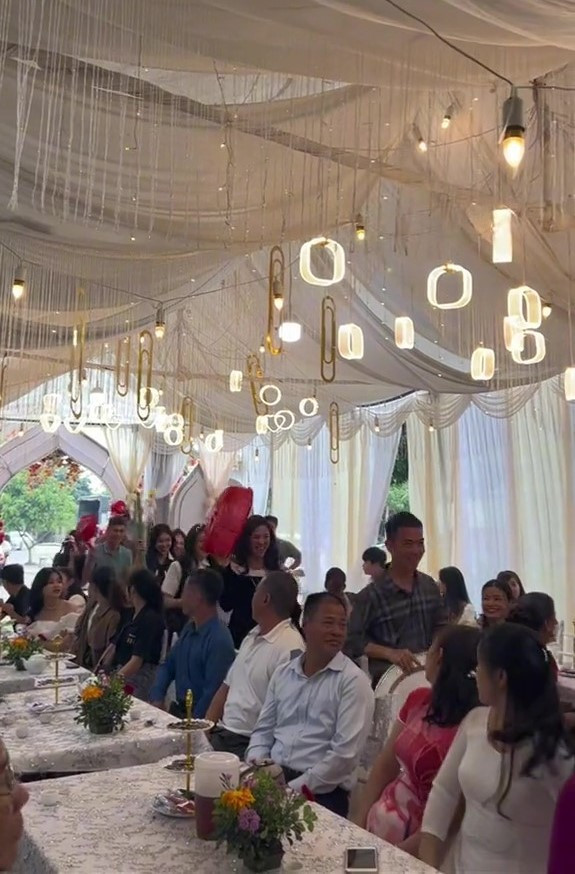 Cụ thể, trong đoạn clip, hội bạn đã tái hiện lại phong cách tặng quà như thời ông bà, mang những đồ dùng quen thuộc và cần thiết tặng cho cô dâu, chú rể như: chậu, chổi, mâm, hót rác, nước giặt,... trong đám cưới.