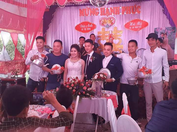 Nhóm bạn thân không quên mang theo đạo cụ là... nồi niêu, chày cối để chụp hình bên cô dâu chú rể. Ảnh: Tổng hợp