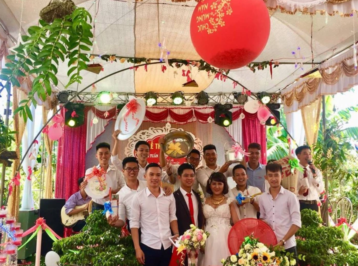 Khoảnh khắc 7 anh chàng bạn thân cô dâu chú rể mang quà cưới đến tặng đều là những đồ dùng gia đình từng khiến netizen được phen cười nghiêng ngả.