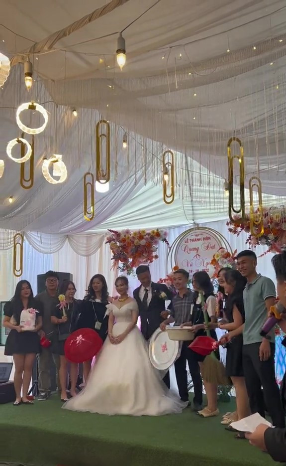 Độ “lầy” của hội bạn thân khiến ai có mặt trong lễ cưới cùng đều cảm thấy hào hứng và phấn khích, đặc biệt là những người lớn tuổi.