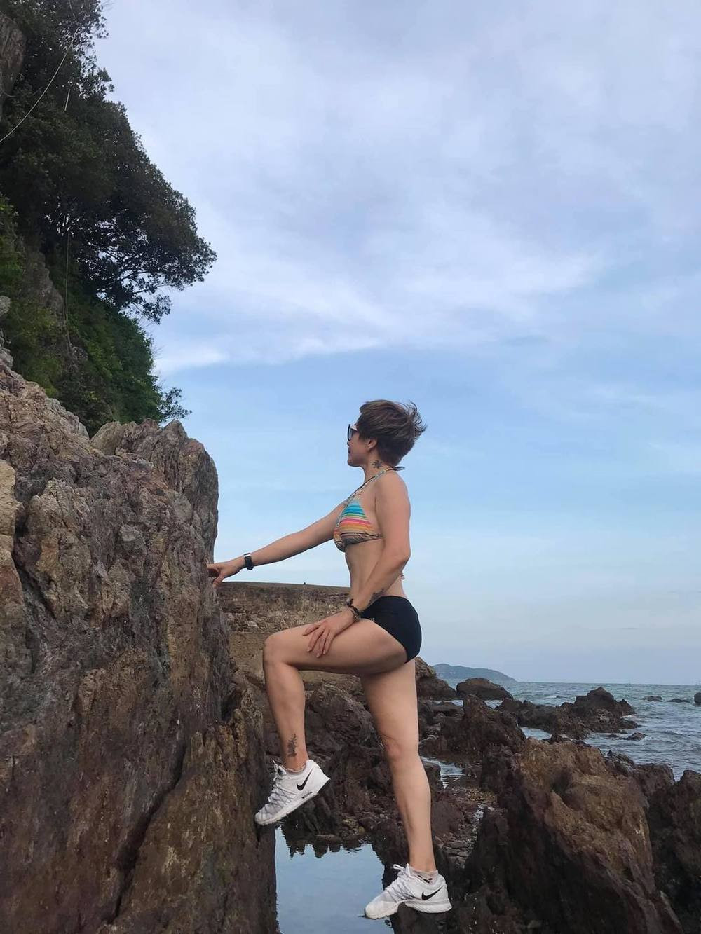 Diện bikini quyến rũ rồi đứng tạo dáng ở biển, nữ TikToker đã cho thấy thân hình săn chắc, khỏe khoắn bất chấp độ tuổi U60 của mình.