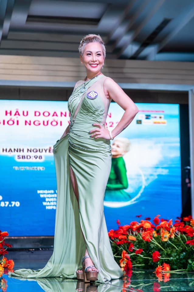 Nhiều cô gái trẻ còn nhanh chóng hỏi xin bí quyết tập luyện, giữ dáng để có được diện mạo cực “bốc” như cô Hạnh Nguyễn.