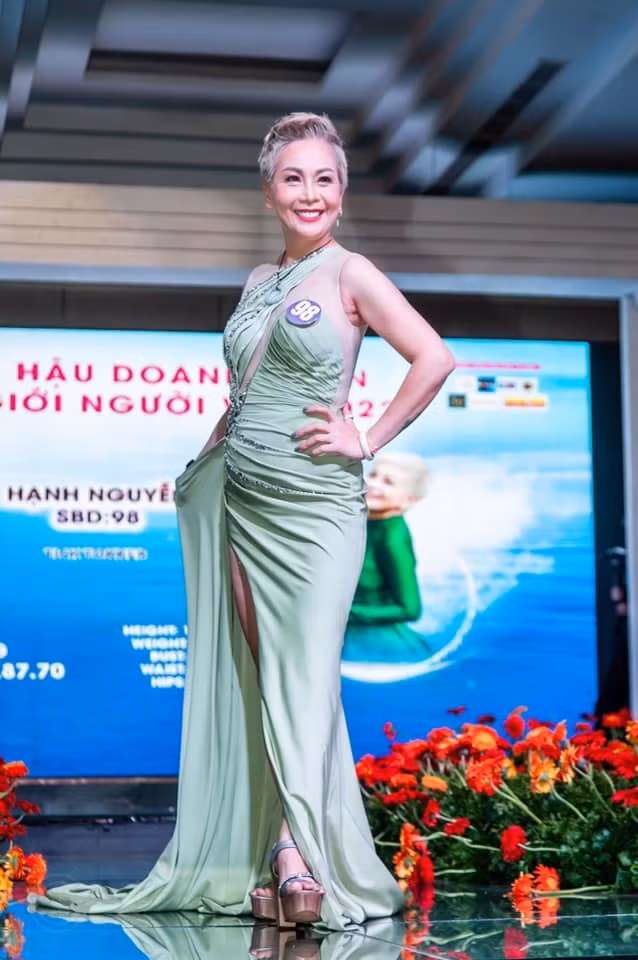 Nhiều cô gái trẻ còn nhanh chóng hỏi xin bí quyết tập luyện, giữ dáng để có được diện mạo cực “bốc” như cô Hạnh Nguyễn.