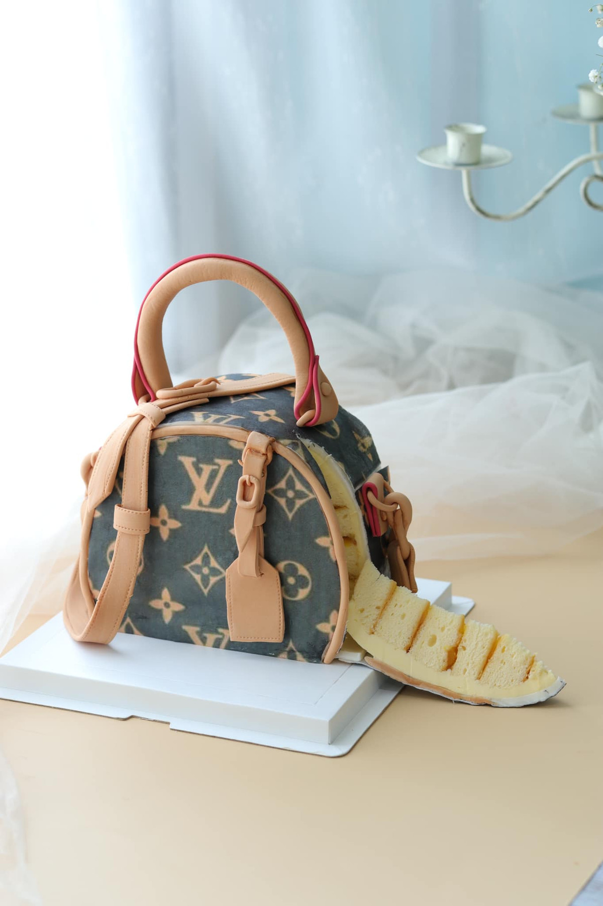 Theo chị Hằng chia sẻ, để làm các chi tiết giống túi hàng hiệu thật cần tỉ mỉ quan sát mẫu túi xách thật và làm từng chi tiết nhỏ bằng tay vì có một số chi tiết có khuôn và 1 số chi tiết không có.