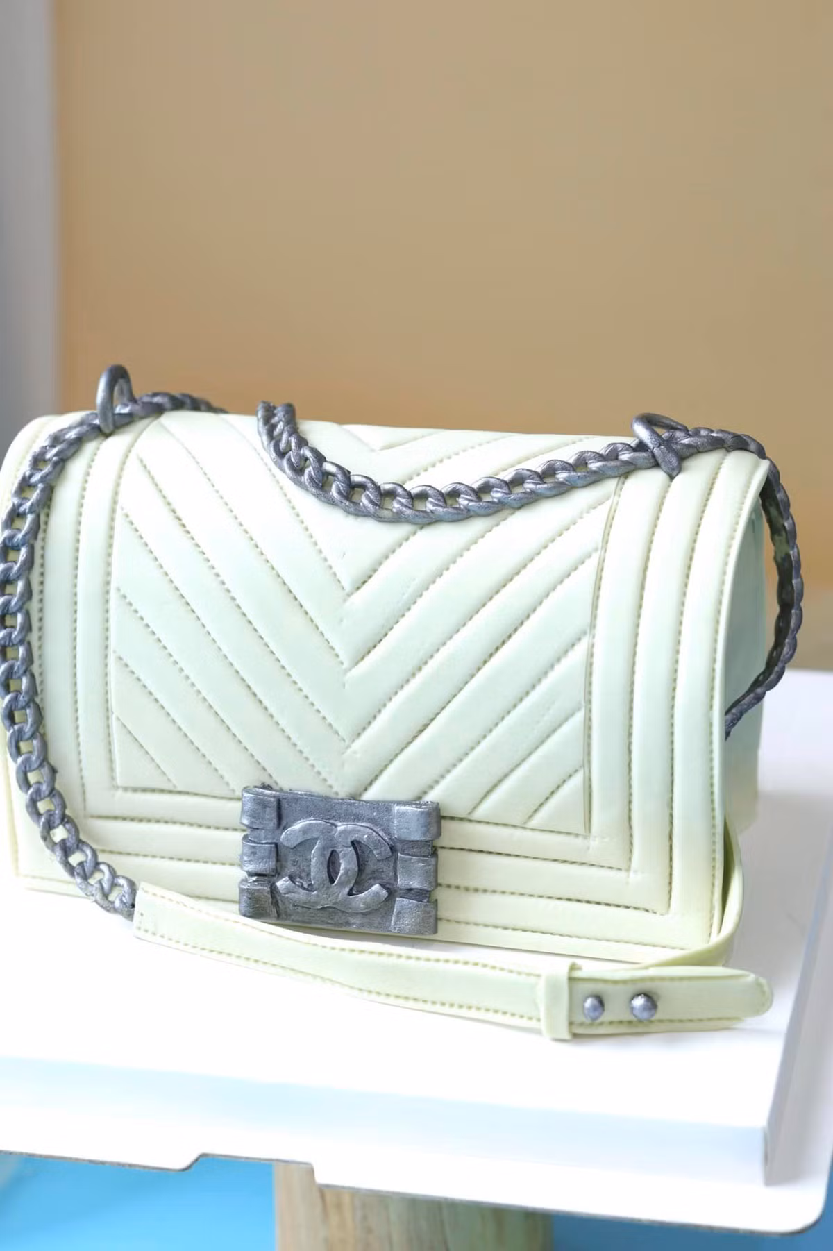 Không phải là chiếc bánh kem thông thường, chị Đặng Hằng đã khéo léo, sáng tạo làm bánh thành những chiếc túi hàng hiệu.