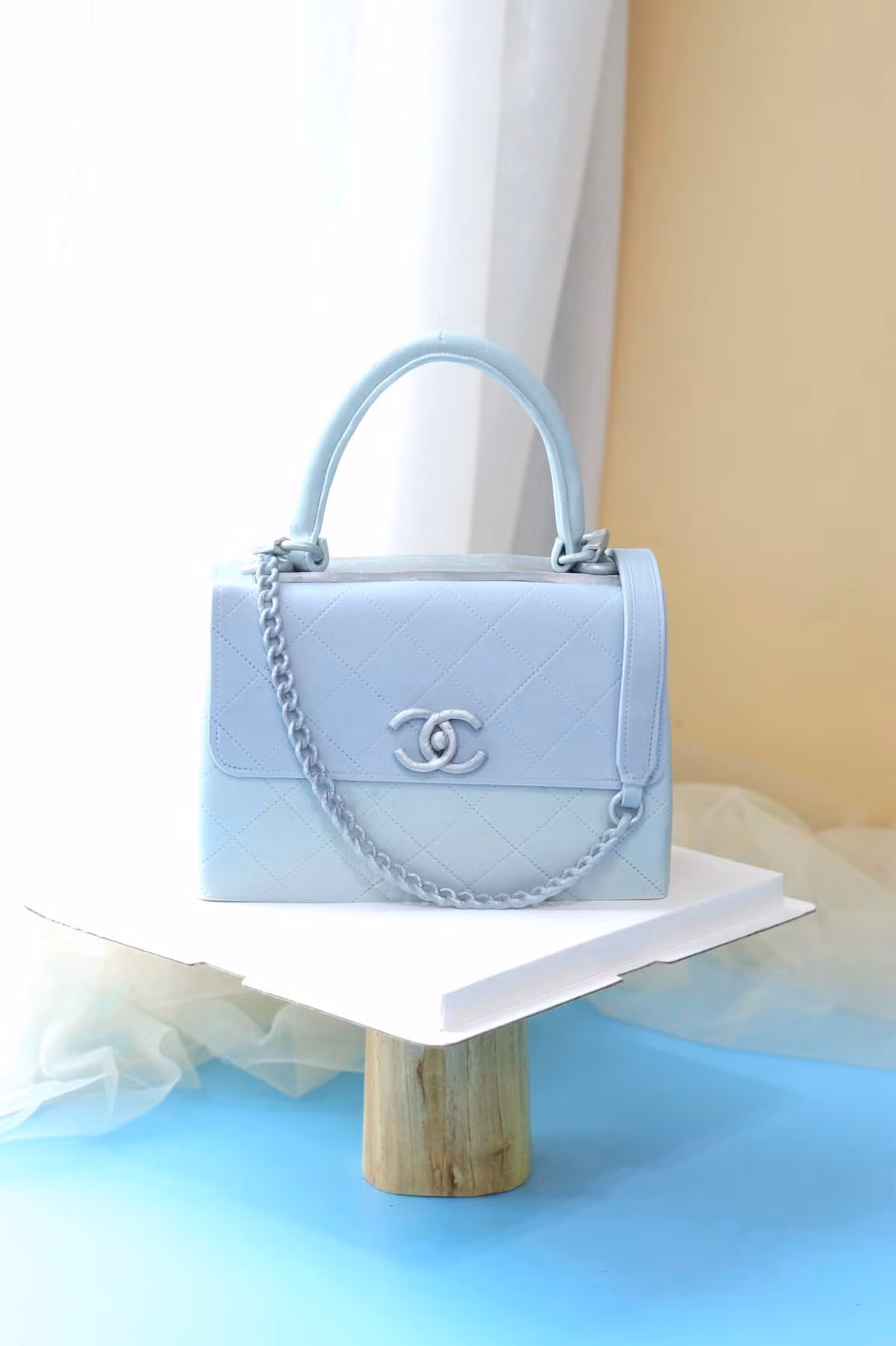 Sau khi chia sẻ lên mạng xã hội, nhiều người đã phải trầm trồ vì không tin được những chiếc túi hàng hiệu ngoài đời thực lại trở thành bánh kem.