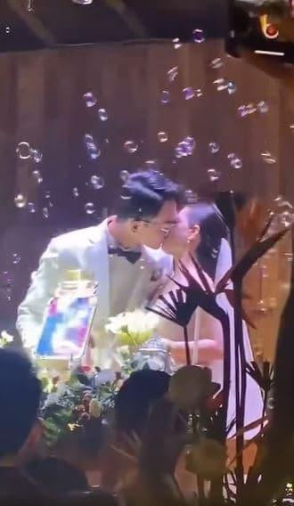 Vào hôn lễ ở TP HCM, Để phù hợp, cô dâu Huyền My không mặc váy cưới mà mặc áo dài và giày đế xuồng để đón khách.