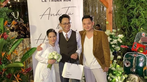 Thêm vào đó, ngoại hình của vợ diễn viên Anh Tú cũng "thọt lỏm" giữa dàn sao và khách mời nên cô nhận về không ít bình luận chê.