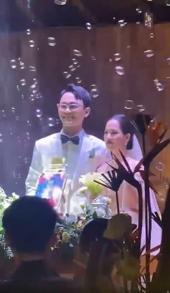 Cách trang điểm làm tóc kiểu "ngày xưa" khiến Huyền My trông già hơn tuổi.