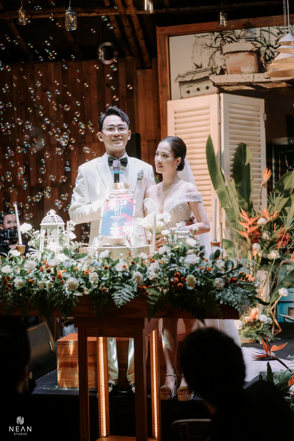 Sau đám cưới ở Nghệ An đến tối ngày 26/9 vừa qua, tiệc cưới của nam diễn viên Nguyễn Anh Tú và tình cũ Quang Hải - Huyền My được tổ chức tại Sài Gòn.