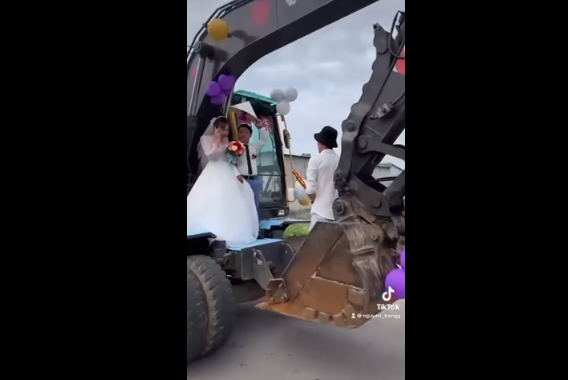 Những chiếc máy xúc được trang trí thêm bóng bay, dán thêm chữ song hỷ khiến đám cưới của cô dâu, chú rể thêm nhiều kỷ niệm.