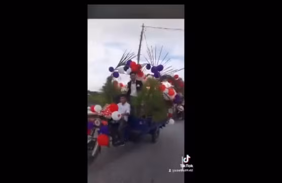 Đoạn clip ghi lại màn rước dâu bằng xe ba gác ở huyện Thanh Chương, tỉnh Nghệ An đang thu hút sự quan tâm của cư dân mạng.