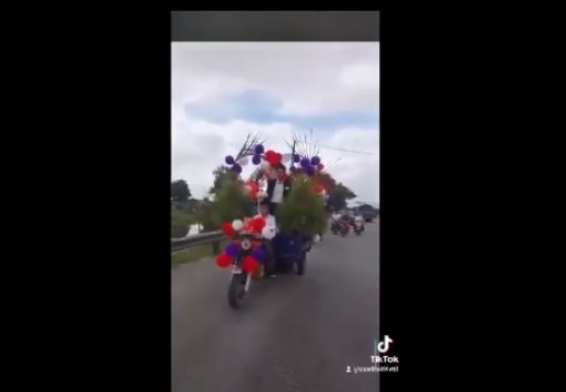 Hình ảnh đám cưới với màn rước dâu độc đáo này được đăng tải trên một Fanpage lớn của tỉnh Nghệ An, thu hút 23.000 lượt thích và hàng nghìn lượt bình luận.