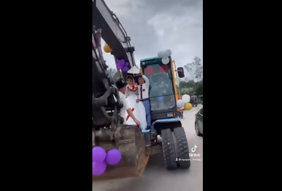 Trước đó 1 đám cưới khác ở Nghệ An cũng gây chú ý không kém khi rước dâu bằng hàng chục máy xúc.