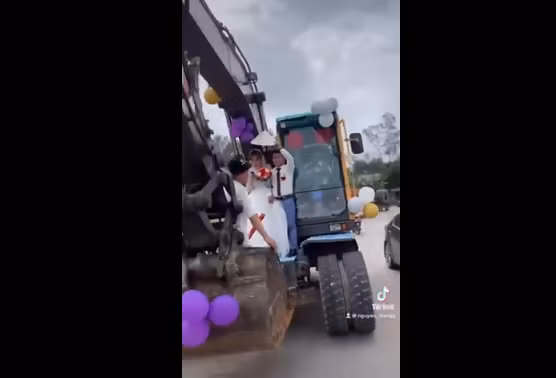Trước đó 1 đám cưới khác ở Nghệ An cũng gây chú ý không kém khi rước dâu bằng hàng chục máy xúc.