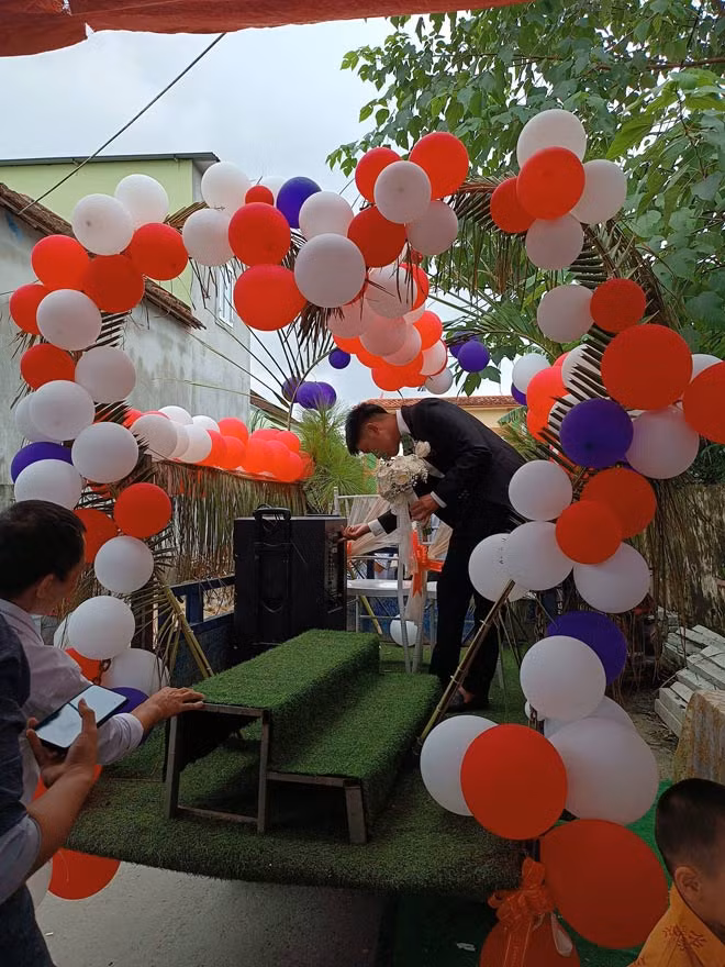 Bên trên thùng xe, hai chiếc ghế được đặt cố định, là chỗ ngồi của cô dâu, chú rể.