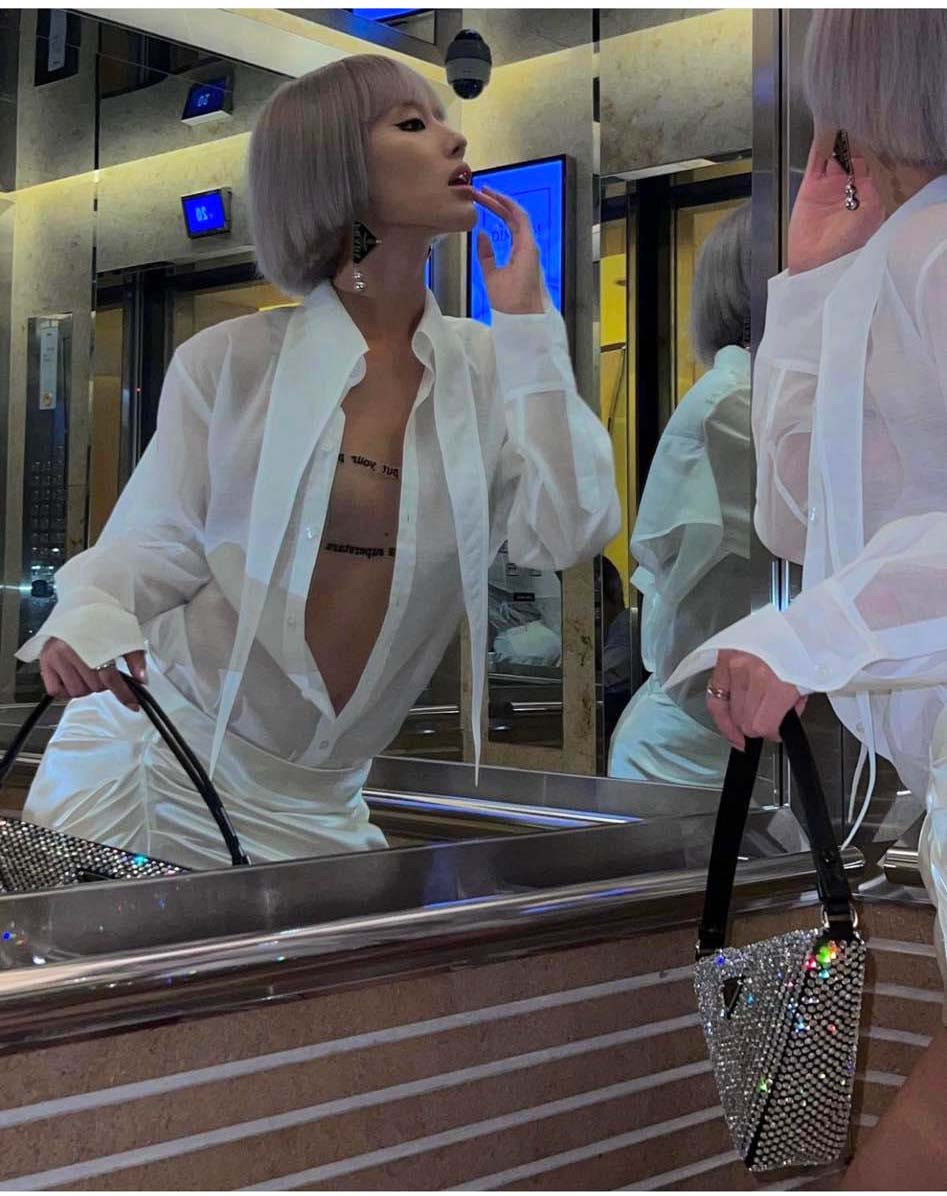 Hình ảnh mới của hot girl Đặng Trần Khánh Linh gây chú ý vì sự độc đáo và táo bạo.