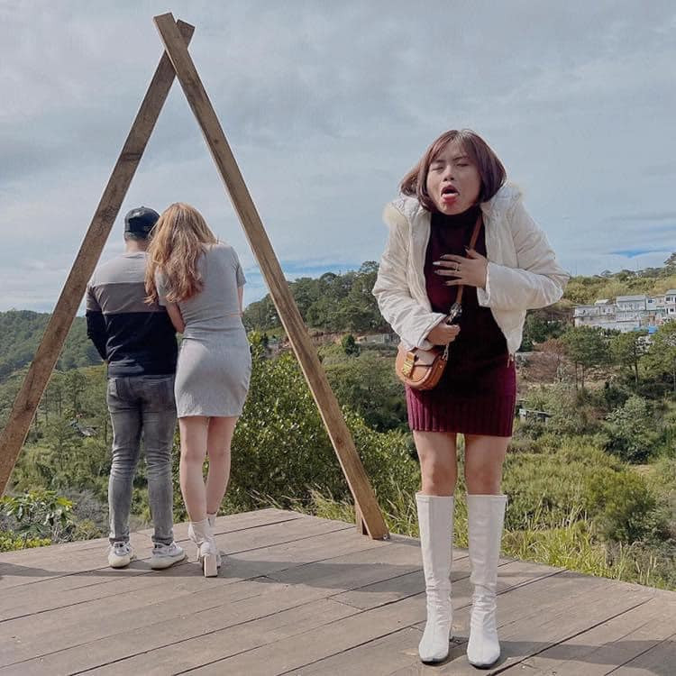 Tình bạn đôi khi phức tạp chẳng kém tình yêu, bởi nếu tất cả đồng bọn cùng FA thì đều... vui, nhưng khi trong nhóm ai cũng đã có bồ mà mình chưa tìm được nửa kia thì quả là chuyện hơi buồn đấy, thậm chí còn buồn hơn khi rủ nhau đi Đà Lạt. Ảnh: Đinh Duy Em