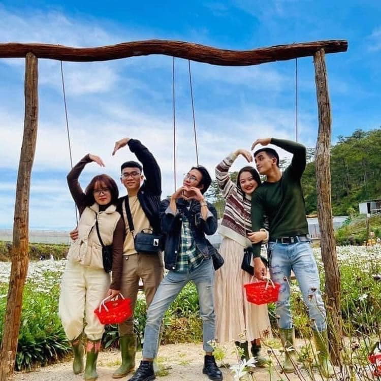 Nhiều người vẫn hay bảo, cô đơn không đáng sợ, đáng sợ là đang cô đơn mà lại chơi cùng nhóm bạn thân ai cũng có đôi có cặp, và hình ảnh này đang nói lên điều đó. Ảnh: Đinh Duy Em