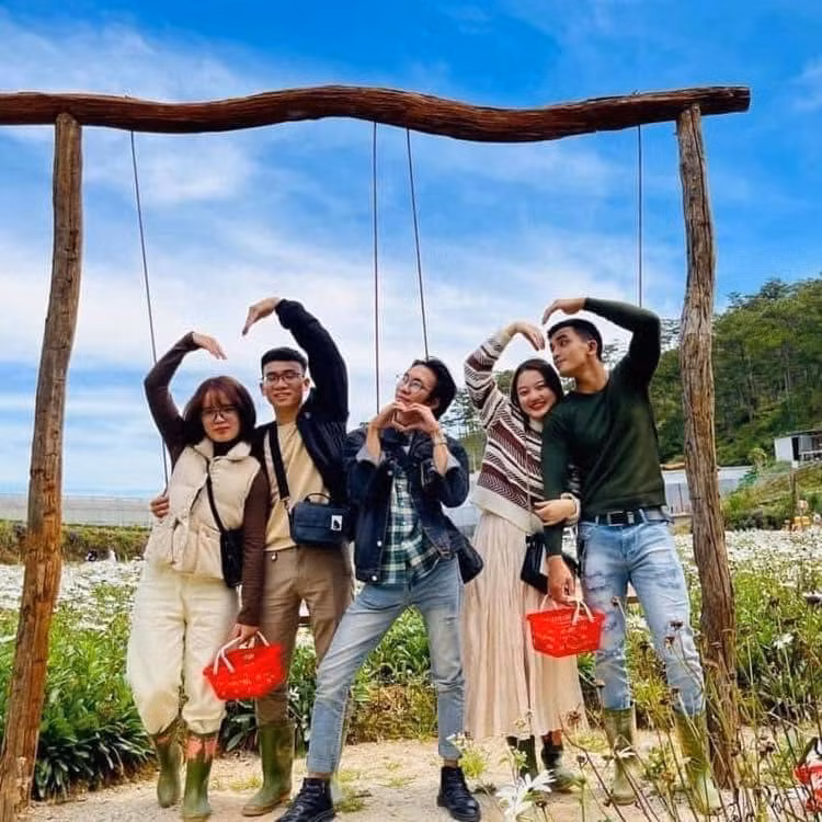 Nhiều người vẫn hay bảo, cô đơn không đáng sợ, đáng sợ là đang cô đơn mà lại chơi cùng nhóm bạn thân ai cũng có đôi có cặp, và hình ảnh này đang nói lên điều đó. Ảnh: Đinh Duy Em