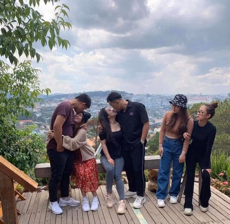 Mới đây loạt khoảnh khắc hội FA đi du lịch cùng các cặp đôi đã tạo nên bộ ảnh dở khóc dở cười. Ảnh: Đinh Duy Em