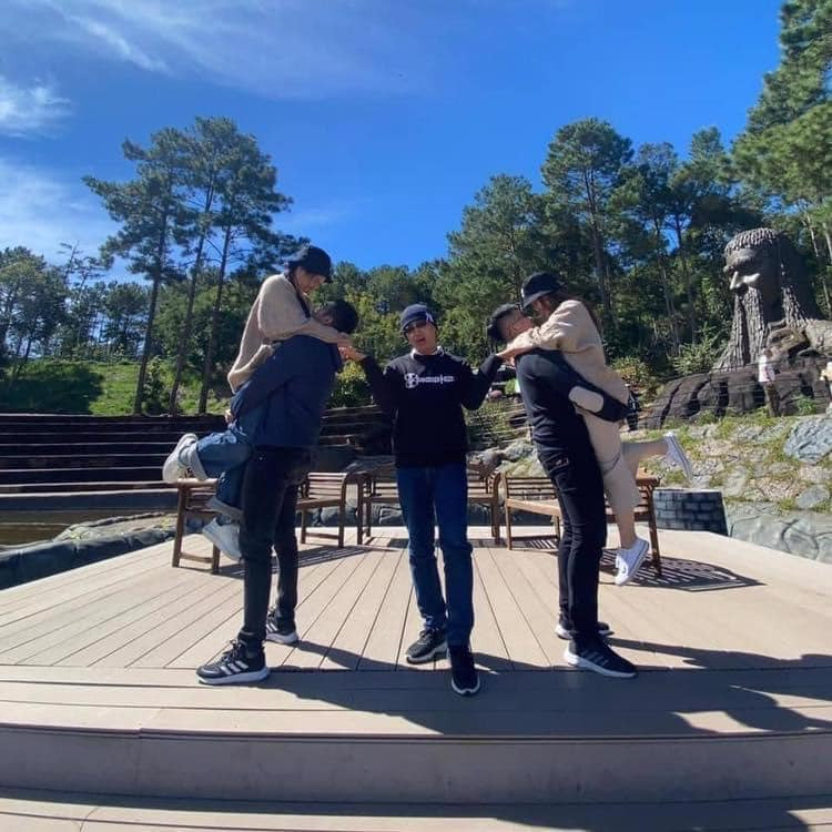 Chúng ta sẽ phải tập làm quen với việc bản thân thường xuyên giữ chức "phó nháy" cho cả team, hoặc ngay cả khi chụp chung chắc chắn cũng có lúc cảm giác bị lẻ bóng hơn trong cùng một khung hình. Ảnh: Đinh Duy Em