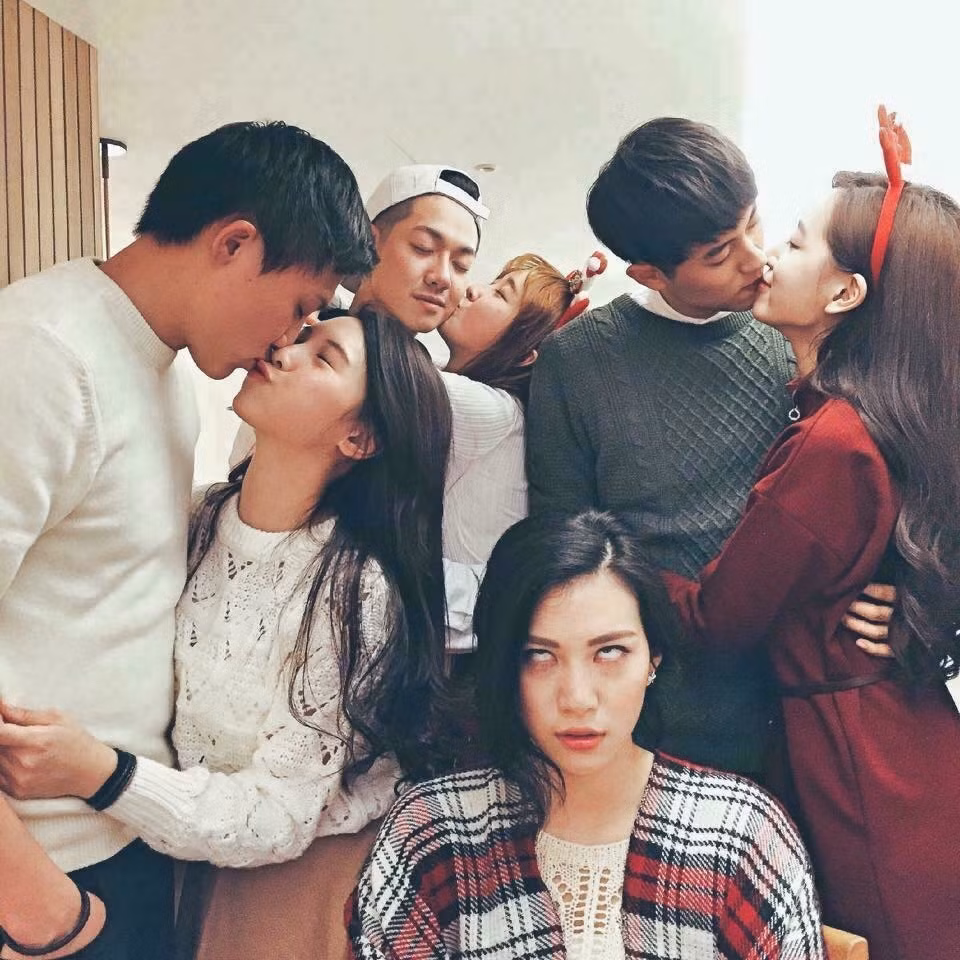 Việc chơi cùng một nhóm bạn mà dù riêng chúng ta vẫn độc thân hoặc đang "ế" dài suốt bao năm qua đi chăng nữa thì đó vốn chẳng phải là nỗi khổ tâm của riêng ai.