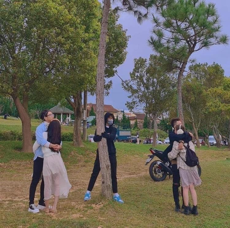 Mỗi khi đi du lịch, chỉ 2 người bạn thân thiết với nhau thì không sao, nhưng nếu đi theo cả nhóm đông và xuất hiện thêm cả bồ của bạn lại là một chuyện hoàn toàn khác. Ảnh: Đinh Duy Em