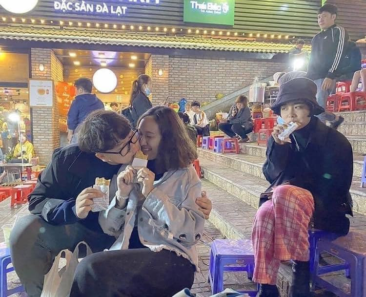 Đi du lịch chung với nhau mà cô nàng "bất đắc dĩ" phải thấy bạn thân ai cũng tay trong tay tình tứ, không biết nên vui hay buồn trước cảnh tượng đó nữa. Ảnh: Đinh Duy Em