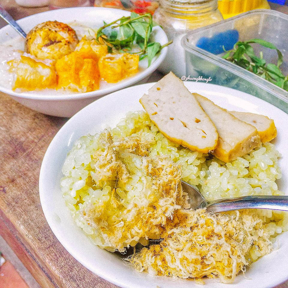 “Must try” ở khu chợ này phải nhắc đến hàng cháo sườn và xôi lá nếp. Ảnh: Han Hyo Mii