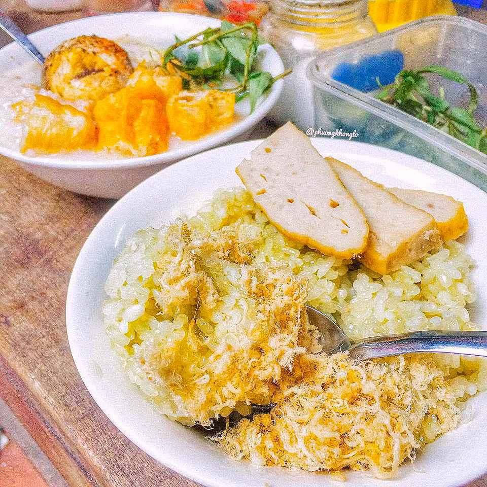 “Must try” ở khu chợ này phải nhắc đến hàng cháo sườn và xôi lá nếp. Ảnh: Han Hyo Mii