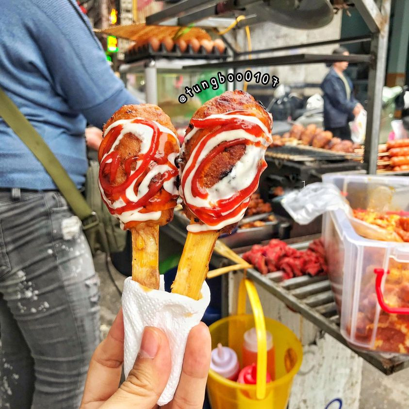 Ngay đầu ngõ chợ Khâm Thiên còn có một vài xe hàng bán thịt cuộn mía khá hấp dẫn. Ảnh: @tungboo0107