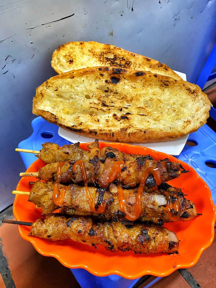 Bánh mì thịt xiên nướng, dồi sụn, xúc xích… cũng là món mà người dân ở đây rất ưa thích. Ảnh: @eatwithbirth