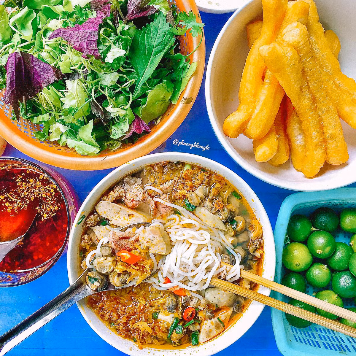 Khác với 2 địa điểm kể trên, ngõ chợ Vĩnh Hồ tương đối xa lạ với các tín đồ ẩm thực. Bởi, nó nằm khá sâu trong một con ngõ ở chân cầu vượt Ngã Tư Sở. Thế nhưng, đây lại là tụ điểm của rất nhiều hàng bún, miến với “tuổi đời” hàng chục năm. Ảnh: Han Hyo Mii