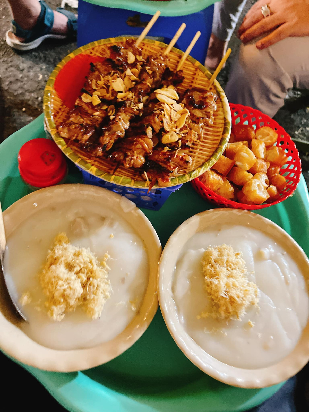 Một trong những món ăn quen thuộc khi đến nơi này là cháo sườn sụn Huyền Anh, từ lâu đã trở thành món ăn đêm yêu thích của cả khách du lịch lẫn người dân địa phương. Ảnh: @tkaozilunflem