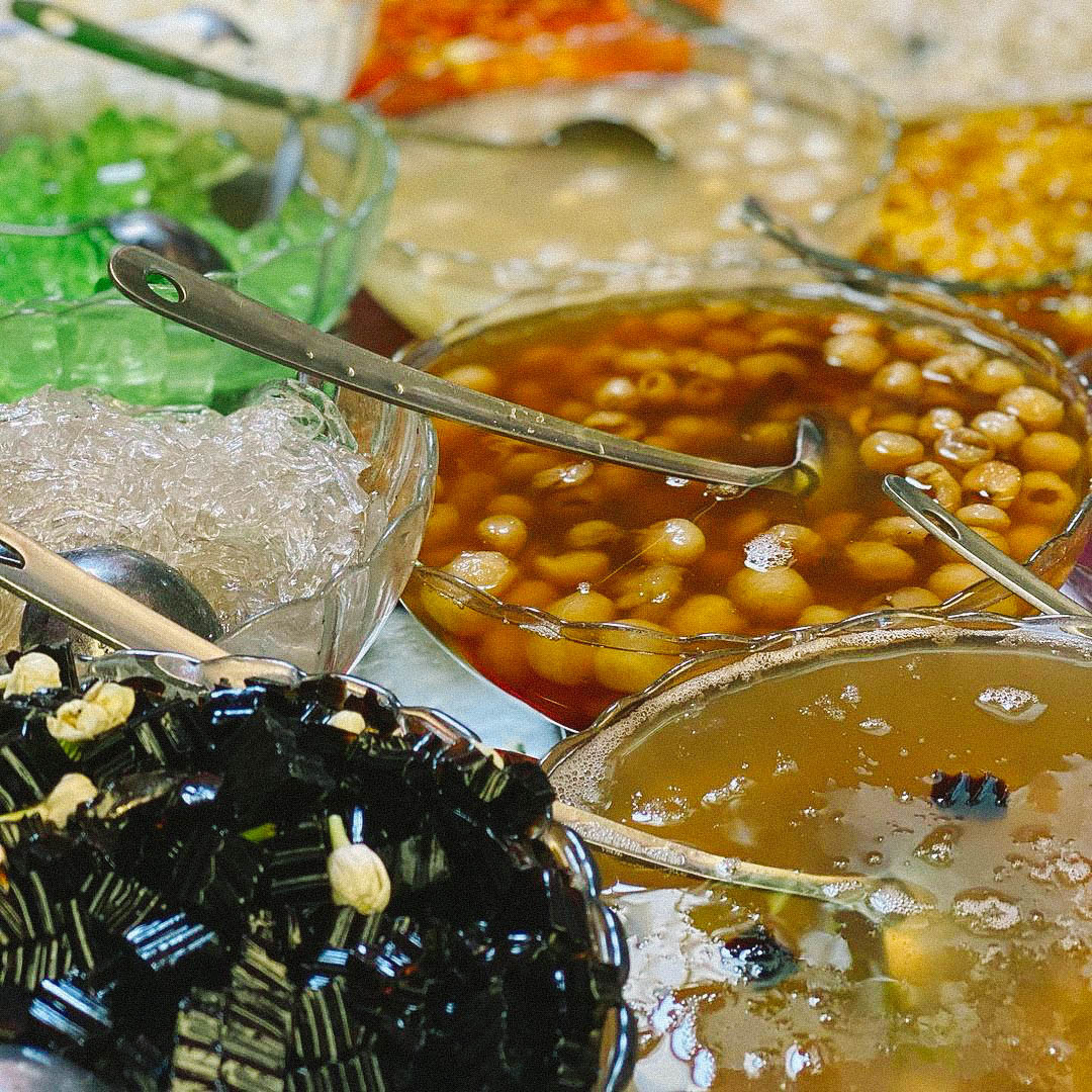 Chè thập cẩm Yến luôn nằm trong top quán ăn hot hit ở ngõ chợ Đồng Xuân. Ở đây bán đủ các loại chè và bạn có thể mix tùy theo ý thích và đồng giá 20.000đ/cốc. Ảnh: @w.8.taiwan.vietnam