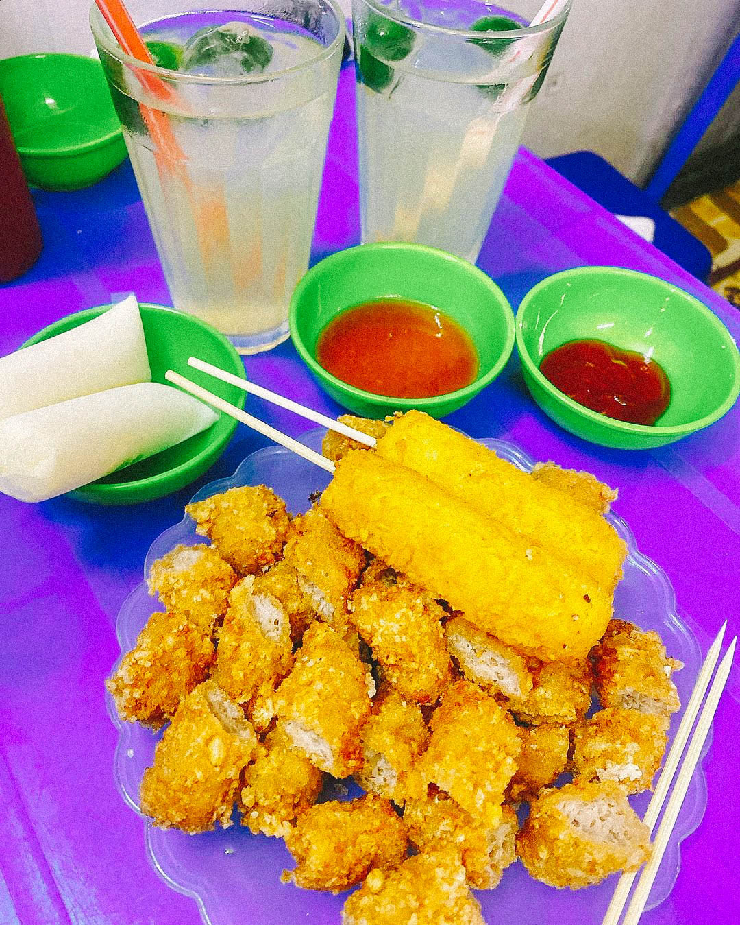 Ngoài ngõ chợ Đồng Xuân thì ngõ chợ Khâm Thiên cũng được coi là thiên đường ẩm thực Hà Nội. Nơi đây bán những món ăn vặt như nem chua rán, phô mai que,...Ảnh: @huyen.rua